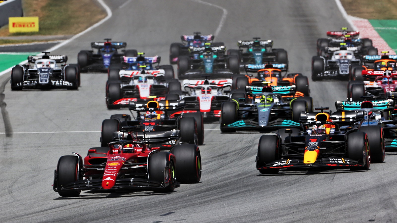 Charles Leclerc (MON) Ferrari F1-75 leads Max Verstappen (NLD) Red Bull Racing RB18 at the start of the race. Formula 1