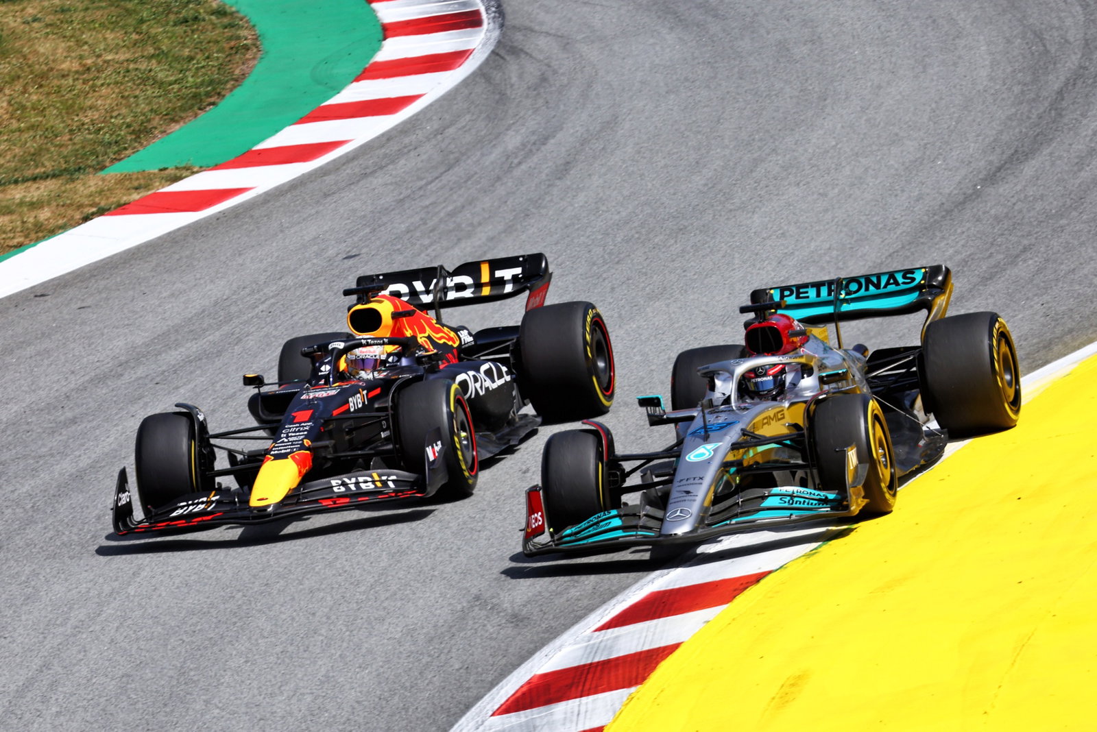 Max Verstappen (NLD) Red Bull Racing RB18 and George Russell (GBR) Mercedes AMG F1 W13 battle for position. Formula 1