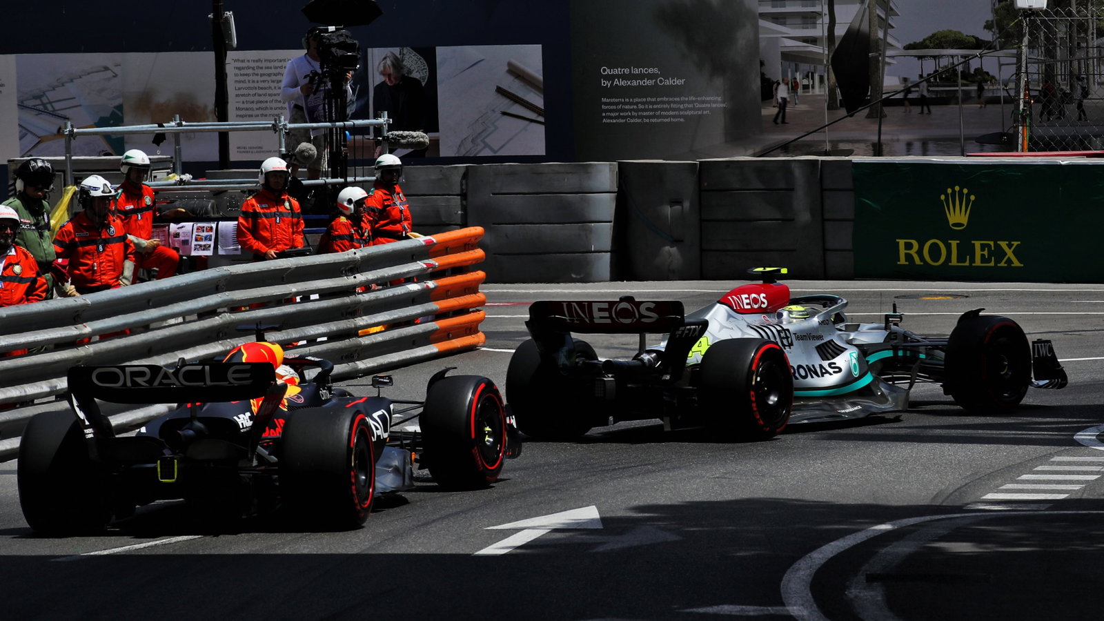 Lewis Hamilton (GBR) Mercedes AMG F1 W13 lead