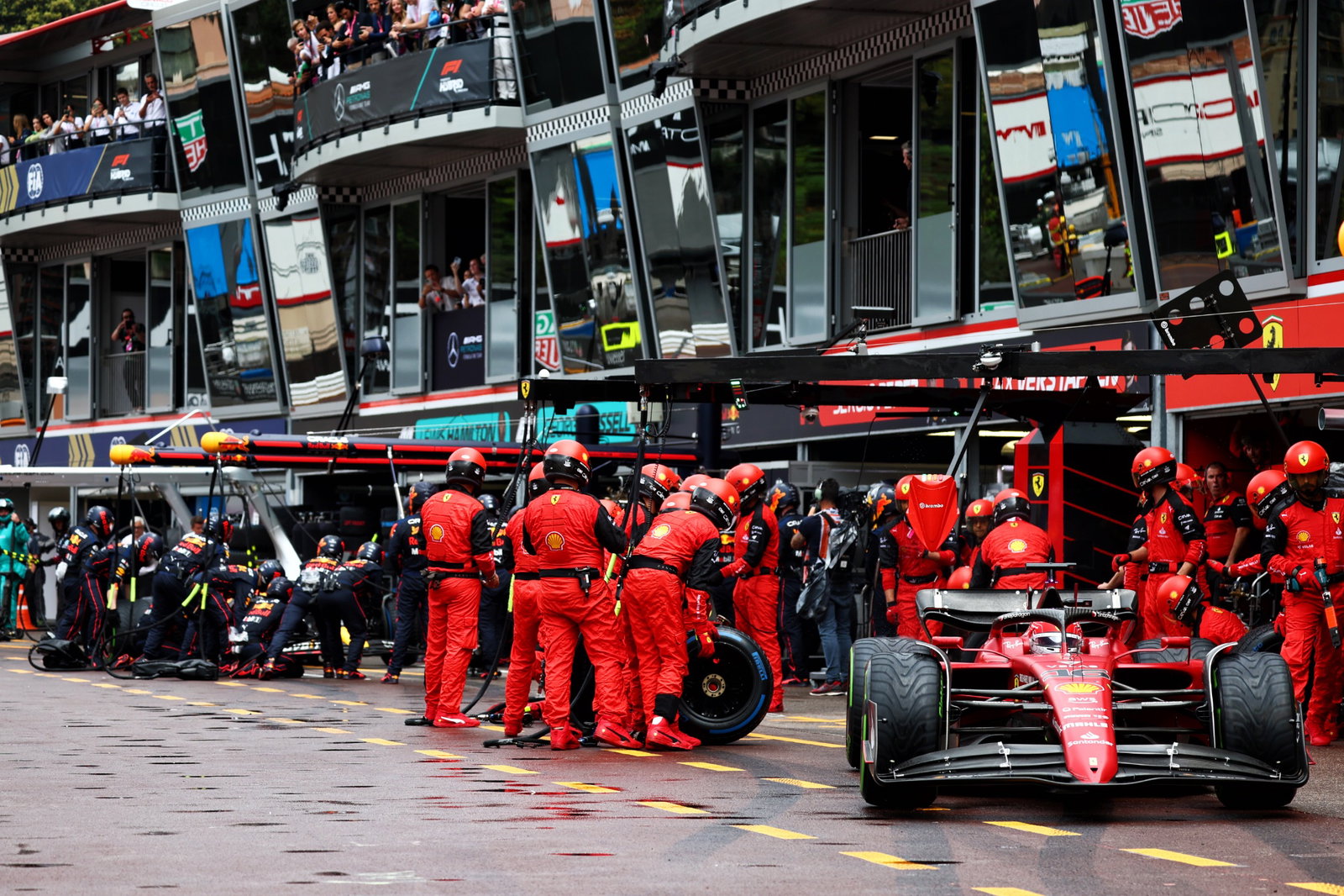Charles Leclerc (MON) Ferrari F1-75 melakukan pit stop. Kejuaraan Dunia Formula 1, Rd 7 , Grand Prix Monaco, Monte Carlo,