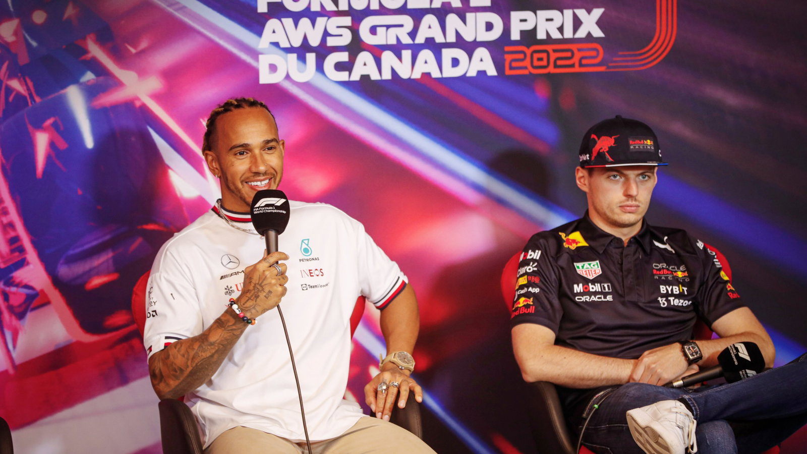 (L to R): Lewis Hamilton (GBR) Mercedes AMG F1 and Max Verstappen (NLD) Red Bull Racing