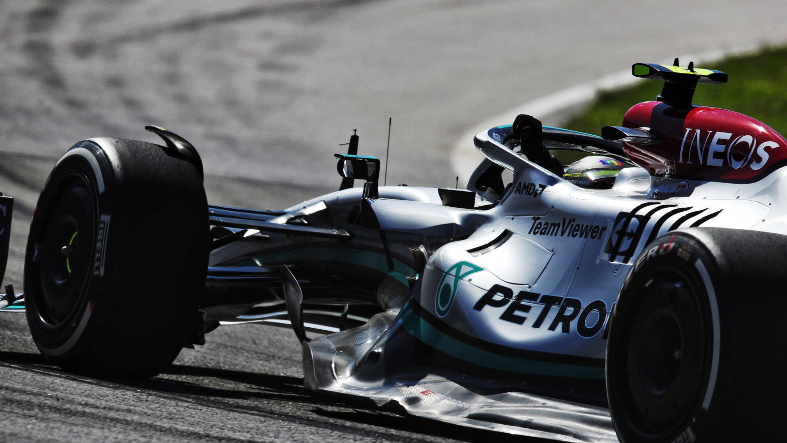 Lewis Hamilton (GBR) Mercedes AMG F1 W13 celebrates his third position at the end of the race. Formula 1 World