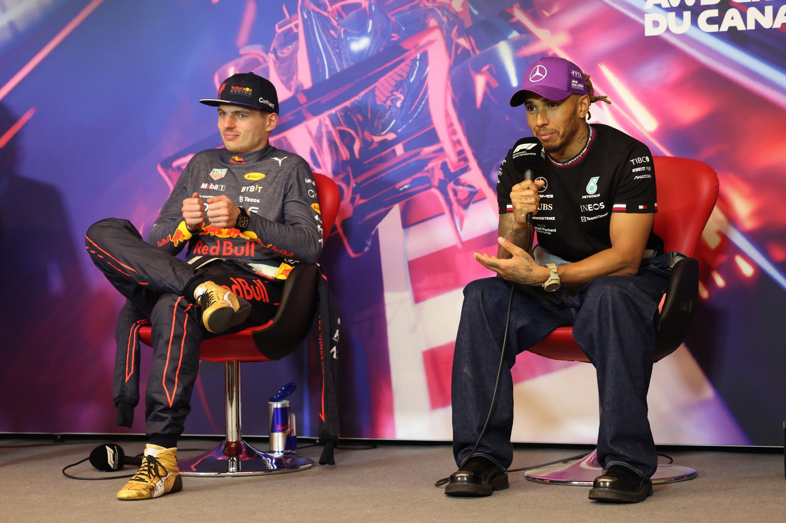 (L to R): Max Verstappen (NLD) Red Bull Racing and Lewis Hamilton (GBR) Mercedes AMG F1 in the post race FIA Press