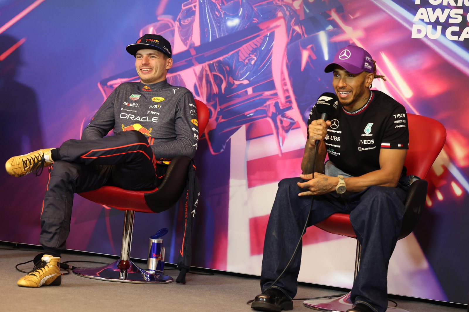 (L ke R ): Max Verstappen (NLD) Red Bull Racing dan Lewis Hamilton (GBR) Mercedes AMG F1 setelah balapan FIA Press