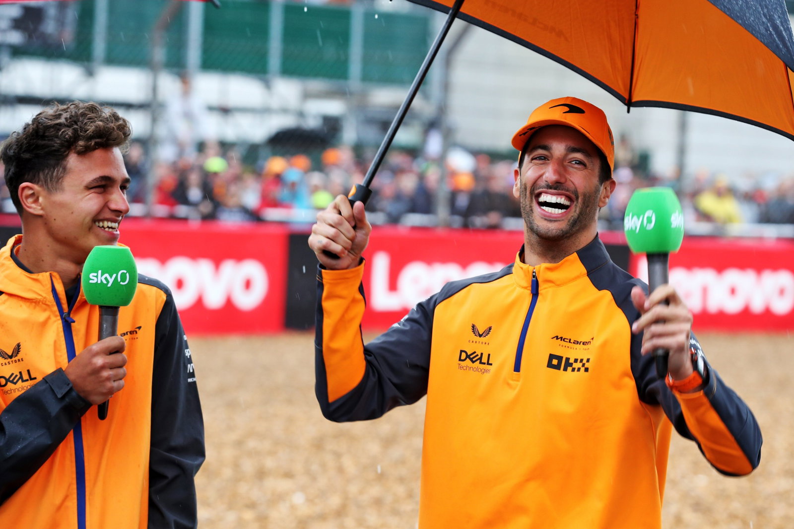 (L ke R ): Lando Norris (GBR) McLaren dengan rekan setimnya Daniel Ricciardo (AUS) McLaren. Kejuaraan Dunia Formula 1, Rd 10,