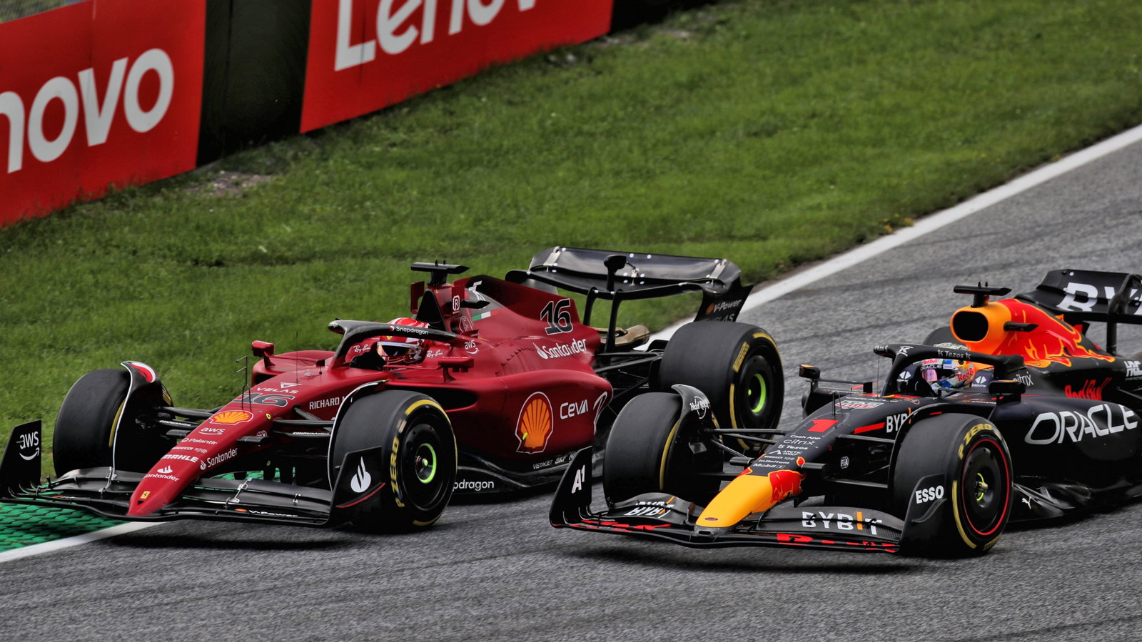 Max Verstappen (NLD) Red Bull Racing RB18 and Charles Leclerc (MON) Ferrari F1-75 battle for position. Formula 1 World