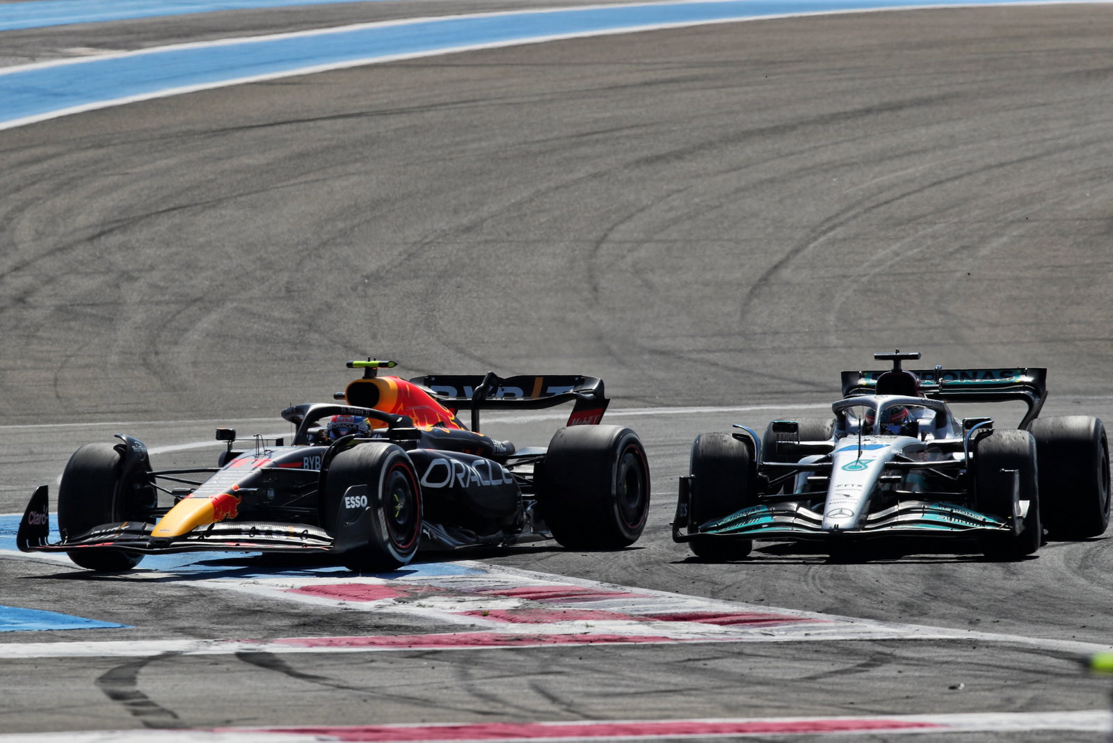 Sergio Perez (MEX) Red Bull Racing RB18 and George Russell (GBR) Mercedes AMG F1 W13 battle for position. Formula 1 World