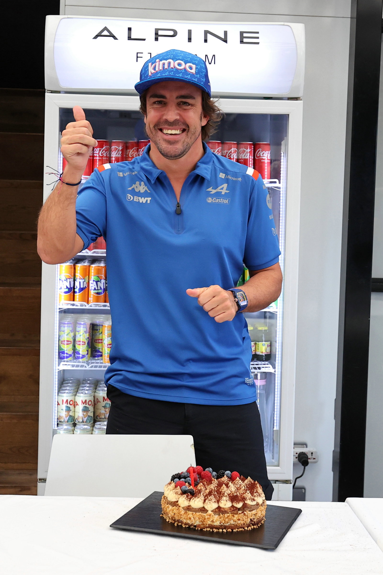 Fernando Alonso (ESP) ) Tim F1 Alpine merayakan ulang tahunnya dengan kue. Kejuaraan Dunia Formula 1, Rd 13, Hungaria