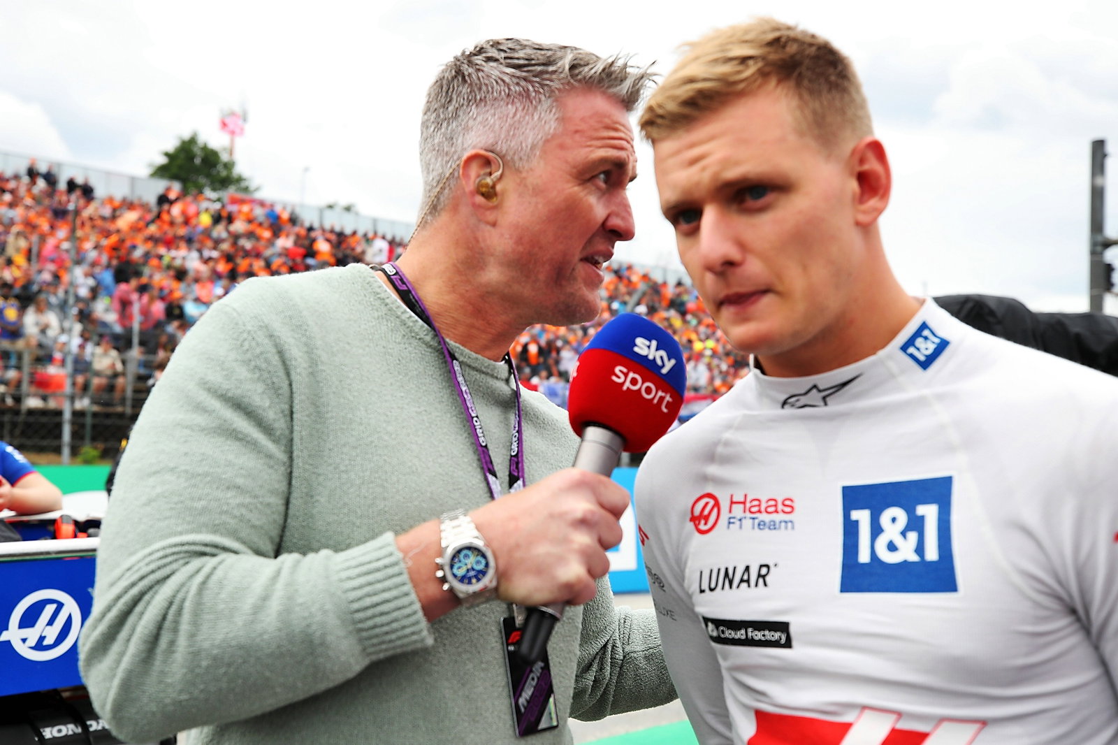 (L ke R ): Ralf Schumacher (GER) Sky Sport Presenter dengan Mick Schumacher (GER) Tim Haas F1 di grid. Formula 1 Dunia