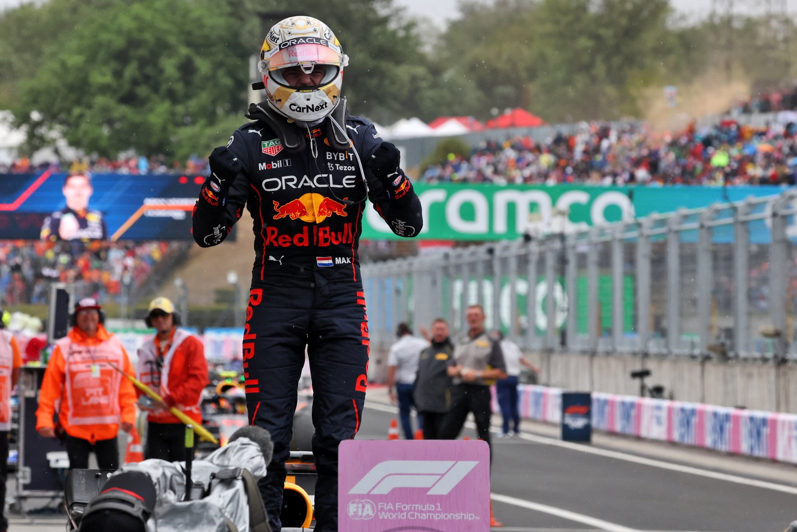 Pemenang lomba Max Verstappen (NLD) Red Bull Racing merayakan di parc ferme. Kejuaraan Dunia Formula 1, Rd 13, Hungaria