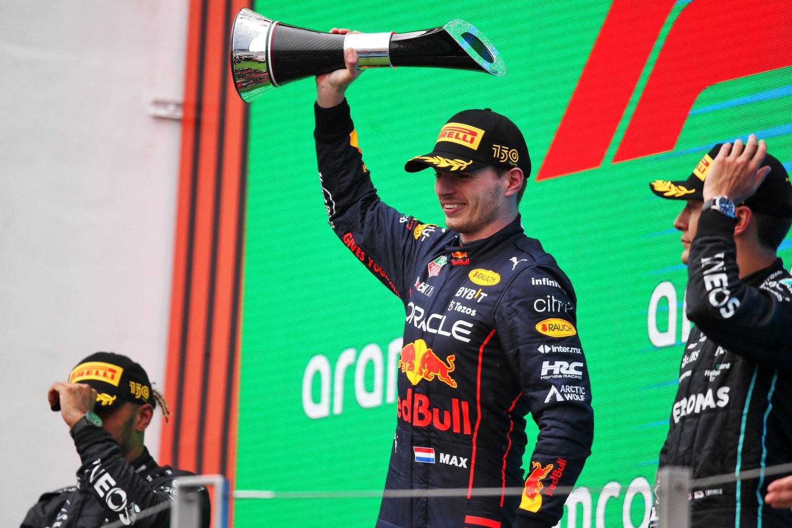 Podium (L ke Kanan): Lewis Hamilton (GBR) Mercedes AMG F1, kedua; Max Verstappen (NLD) Red Bull Racing, pemenang balapan; George