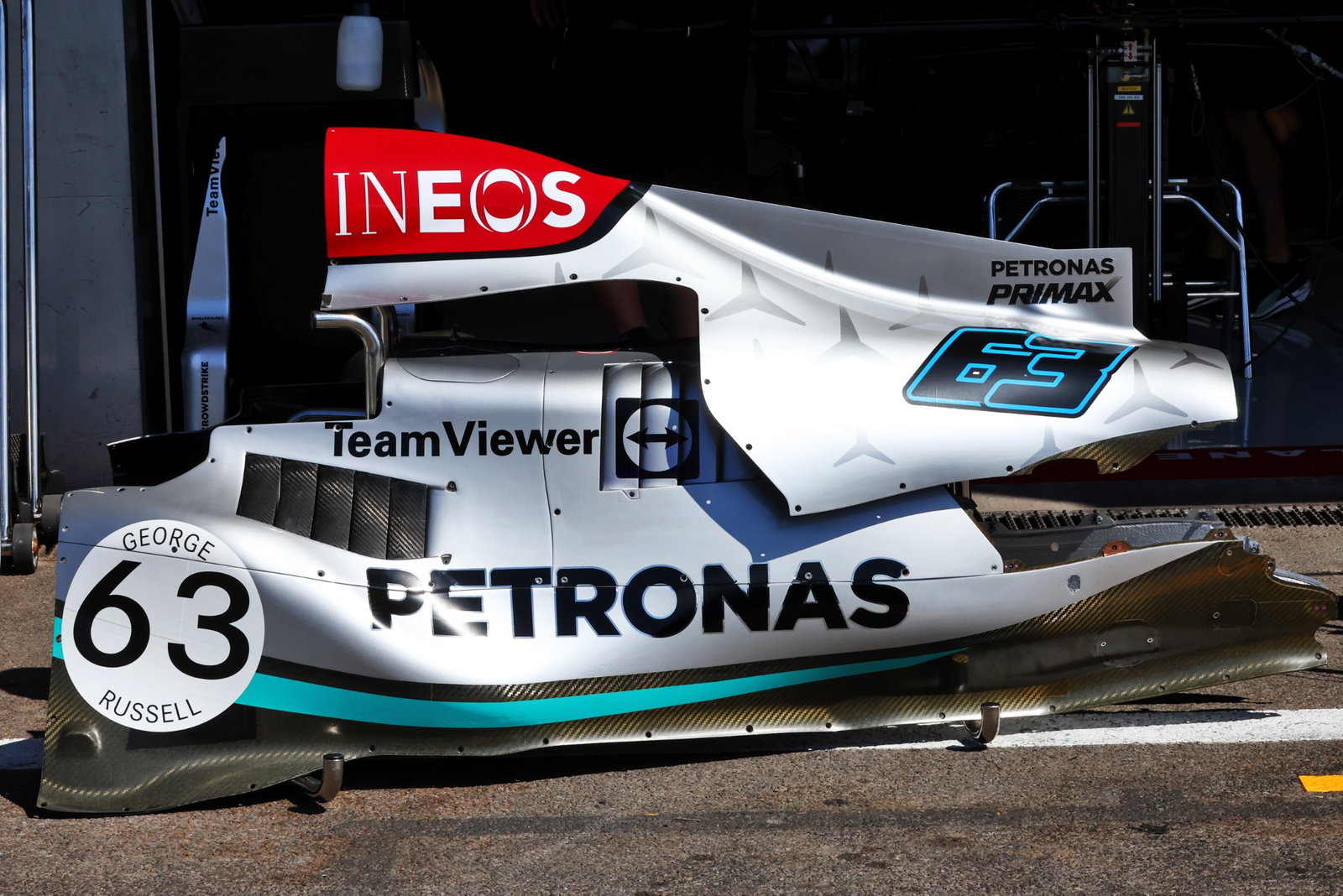 George Russell (GBR) ) Sidepod dan penutup mesin Mercedes AMG F1 W13 - nomor retro. Kejuaraan Dunia Formula 1, Rd 14,