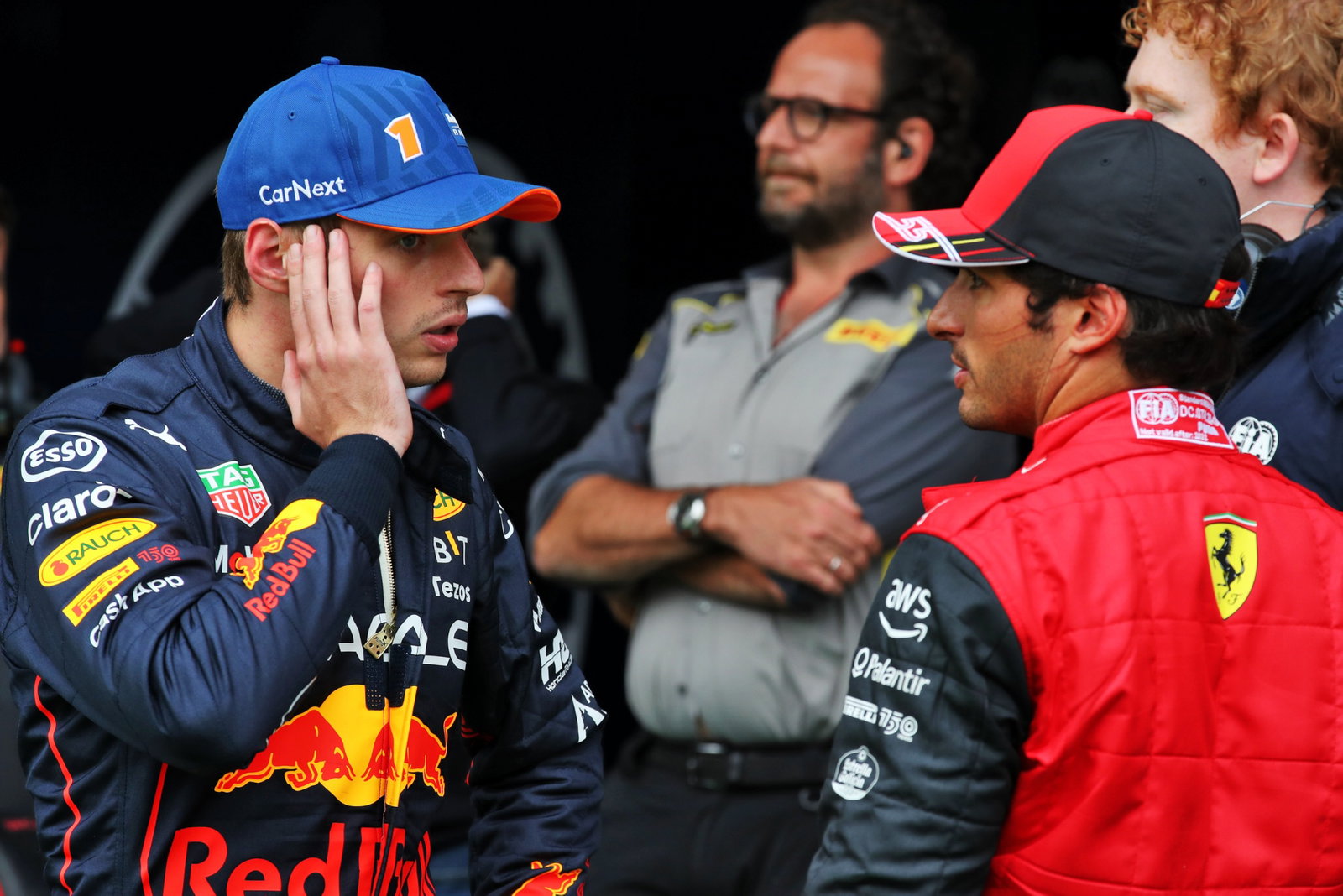 (L ke R ): Max Verstappen (NLD) Red Bull Racing dengan Carlos Sainz Jr (ESP) Ferrari di babak kualifikasi. Formula 1