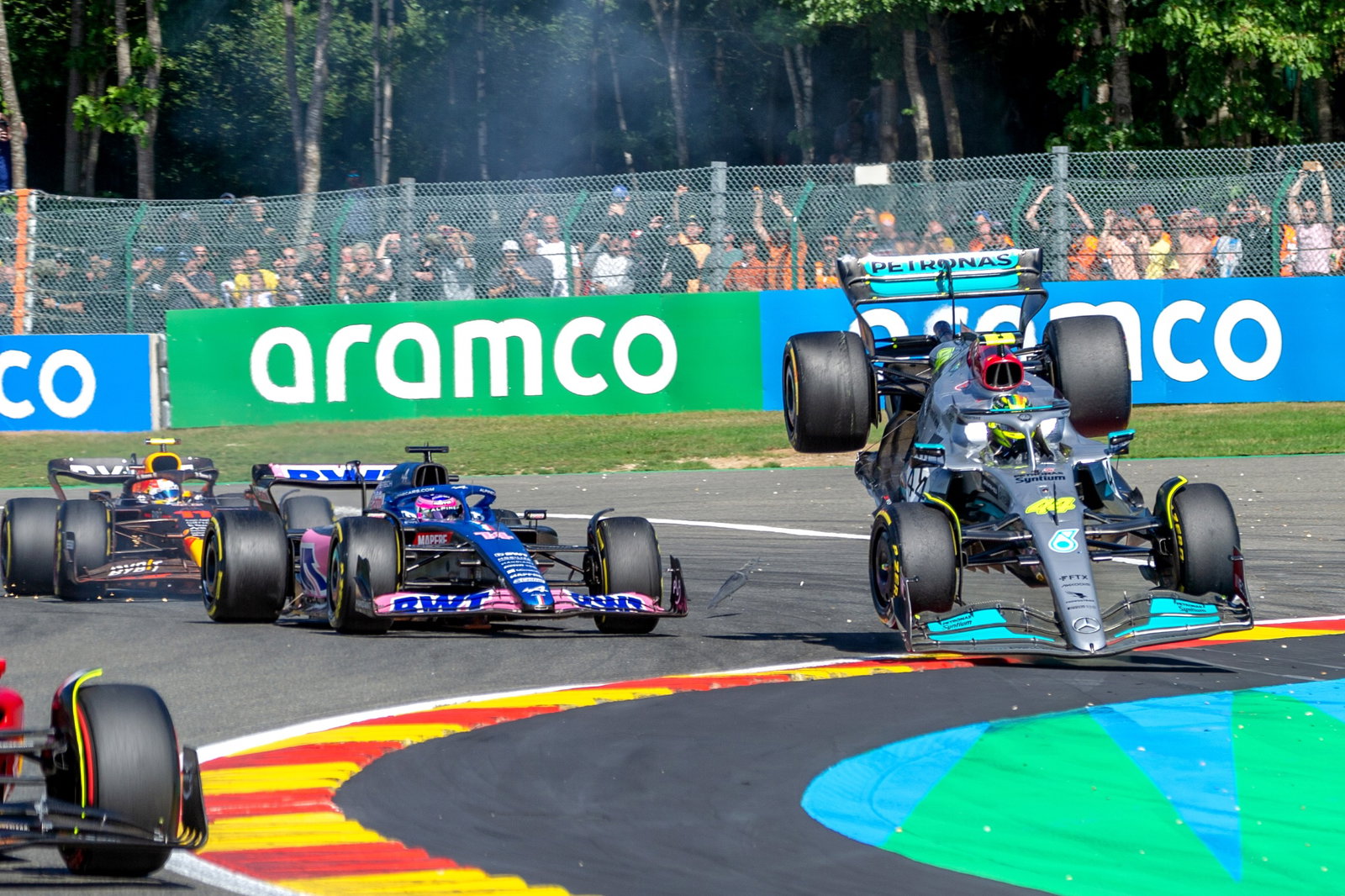 Lewis Hamilton (GBR) Mercedes AMG F1 W13 crashes with Fernando Alonso (ESP) Alpine F1 Team A522 at the start of the race.