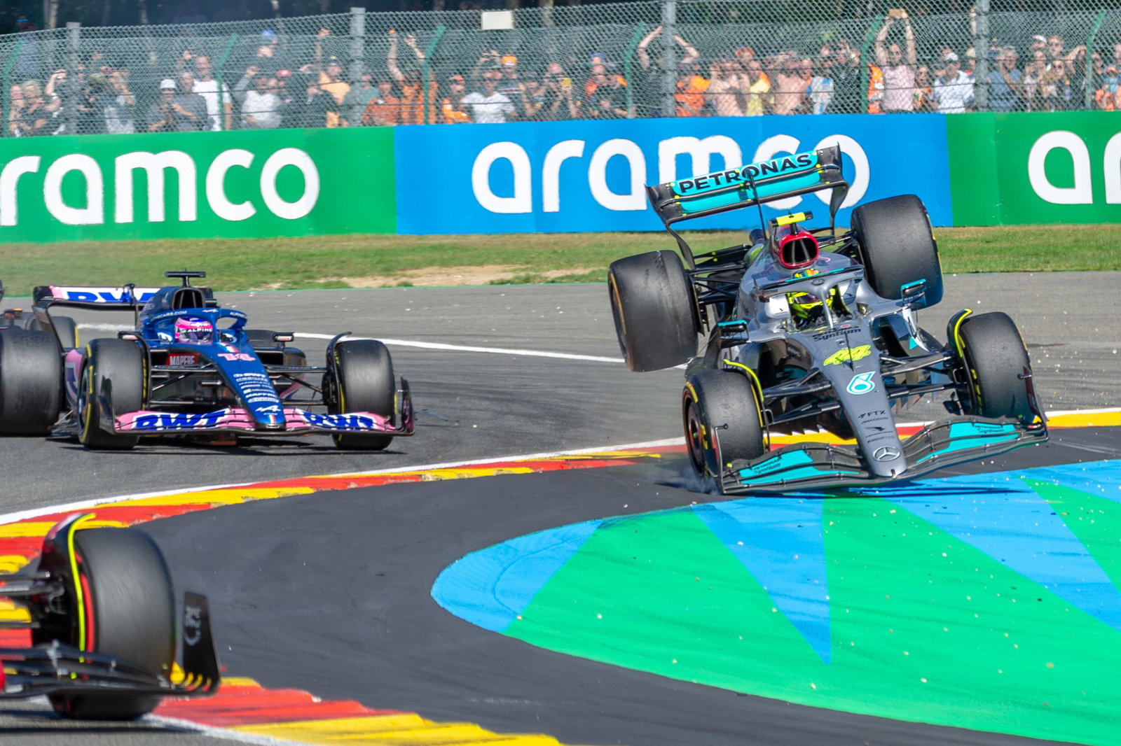 Lewis Hamilton (GBR) Mercedes AMG F1 W13 crashes with Fernando Alonso (ESP) Alpine F1 Team A522 at the start of the race.