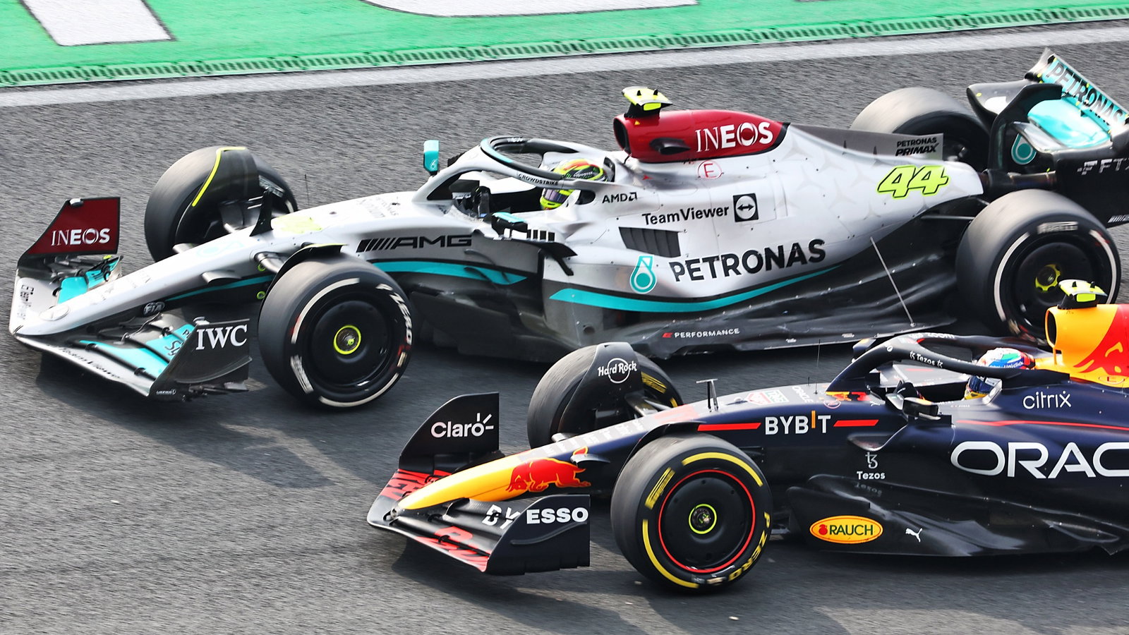 Lewis Hamilton (GBR) Mercedes AMG F1 W13 and Sergio Perez (MEX) Red Bull Racing RB18 battle for position. Formula 1 World