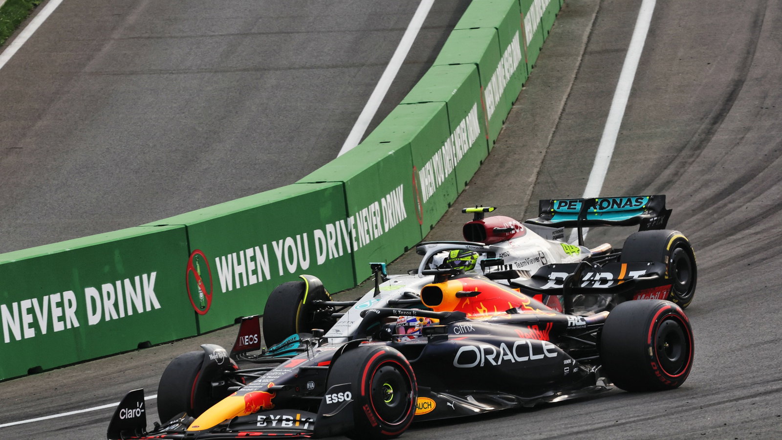 Lewis Hamilton (GBR) Mercedes AMG F1 W13 and Max Verstappen (NLD) Red Bull Racing RB18 battle for position. Formula 1