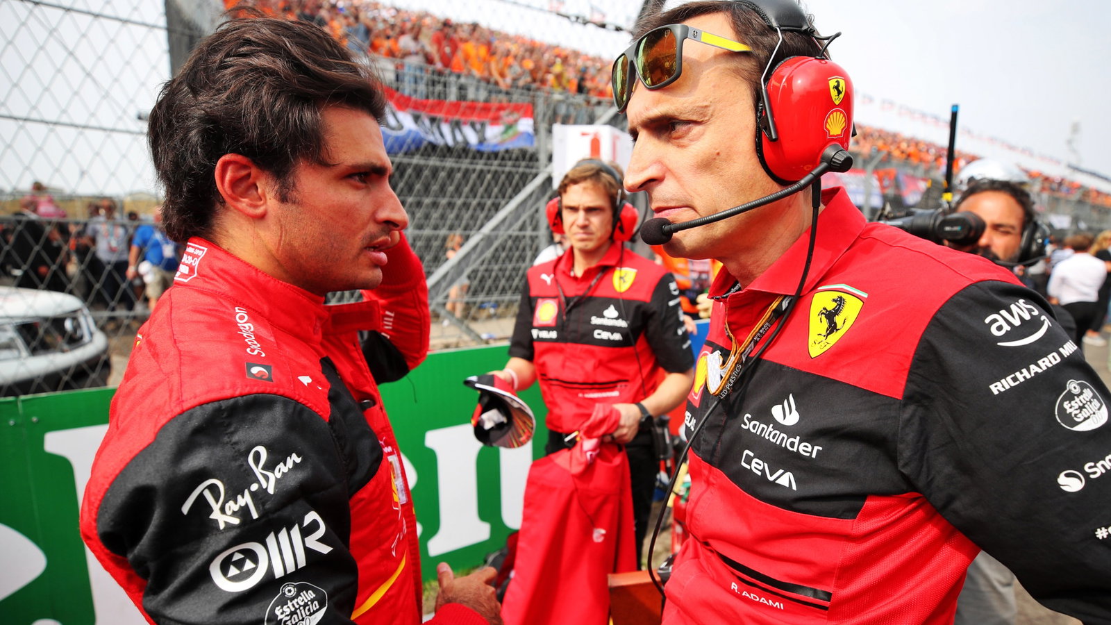 (L to R): Carlos Sainz Jr (ESP) Ferrari with 