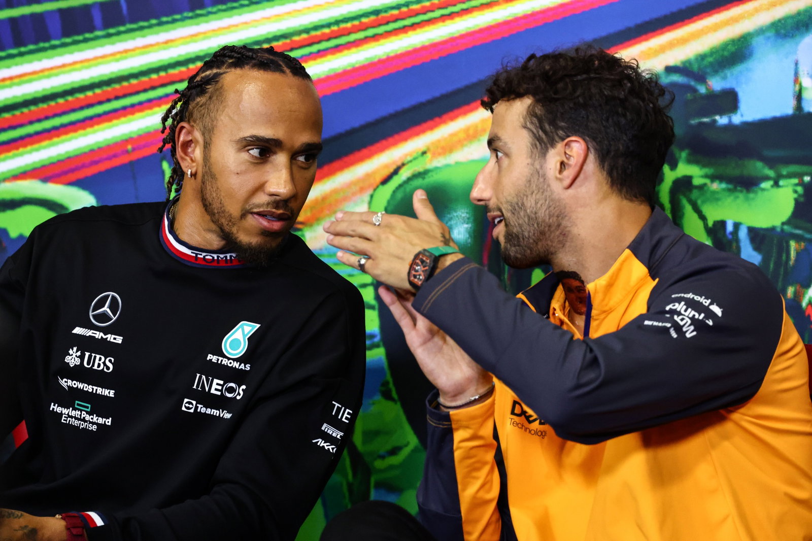 Lewis Hamilton (GBR) ), Mercedes AMG F1 dan Daniel Ricciardo (AUS), Kejuaraan Dunia Formula 1 Tim F1 McLaren, Rd 16,