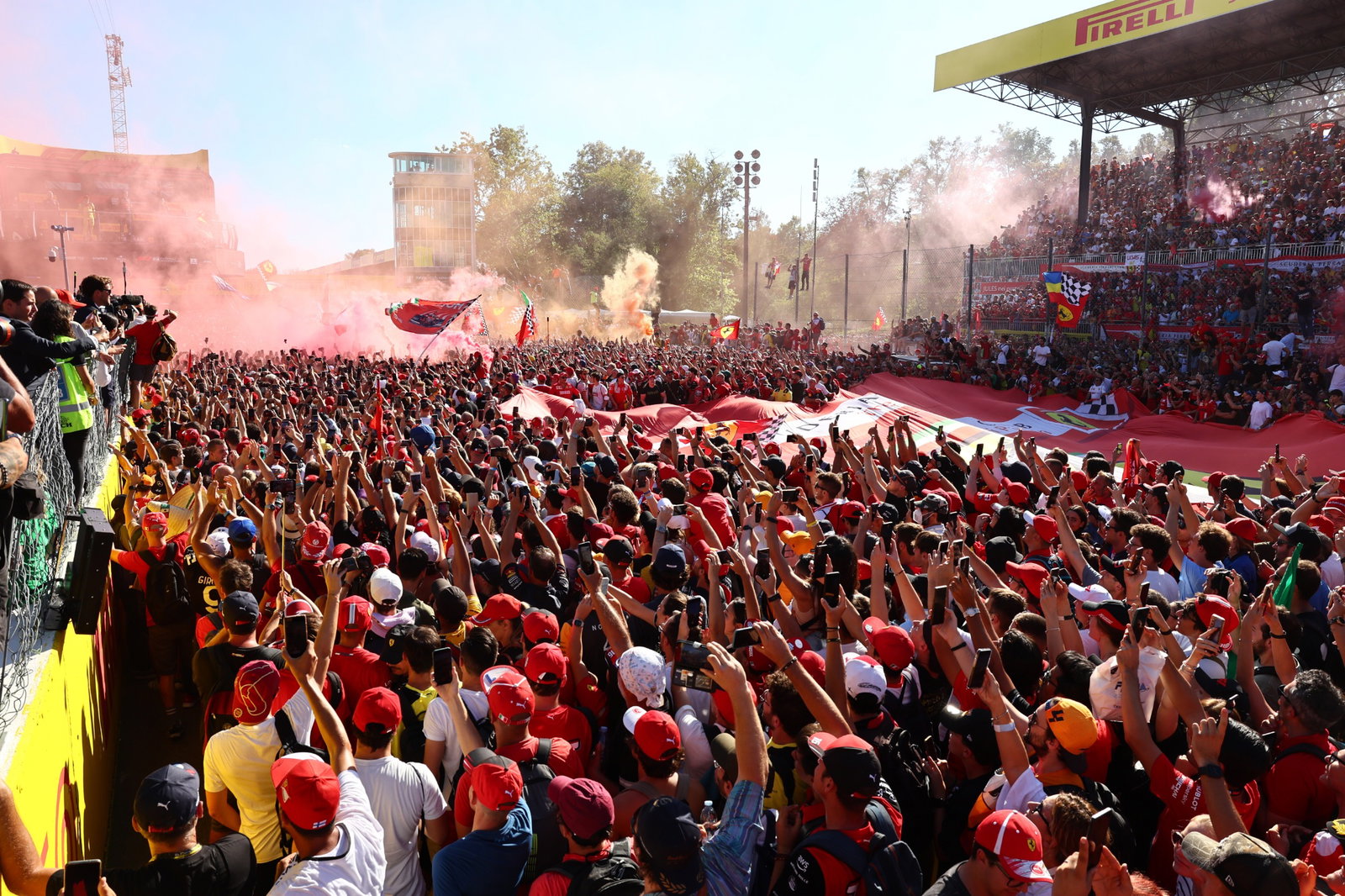Tempat pertama Max Verstappen (NLD) Red Bull Racing RB18, juara 2 Charles Leclerc (MON) Ferrari F1-75 dan juara 3 George
