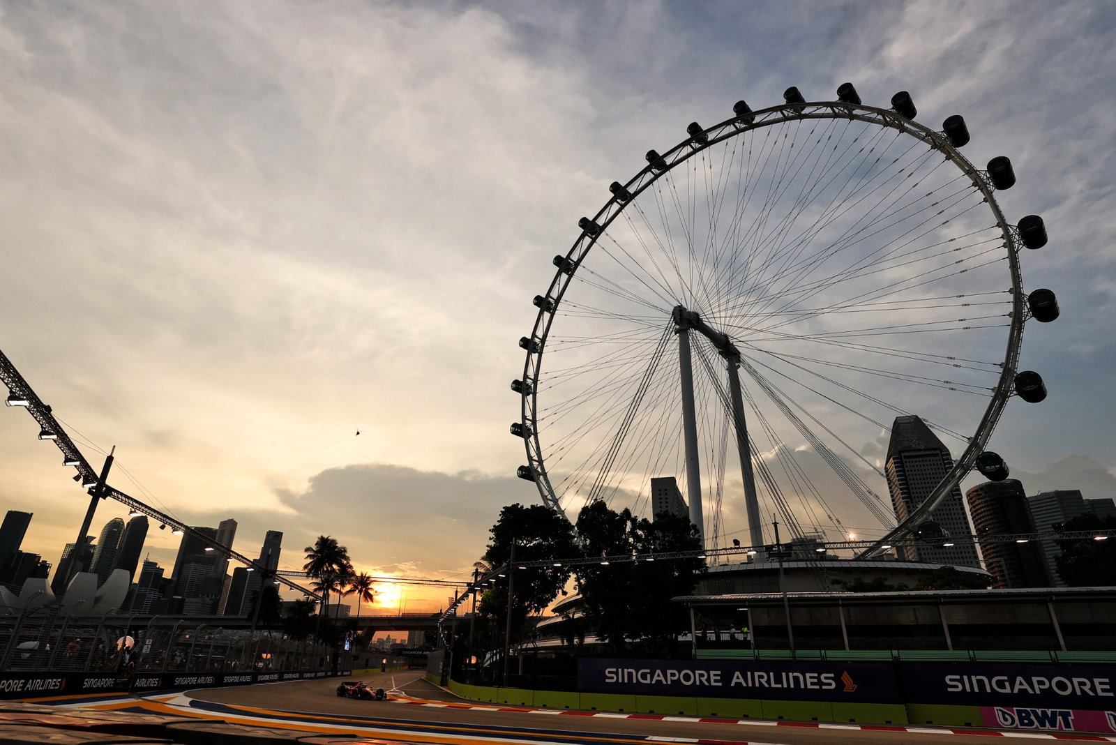 Charles Leclerc (MON) Ferrari F1-75. Formula 1 World Championship, Rd 17, Singapore Grand Prix, Marina Bay Street Circuit,