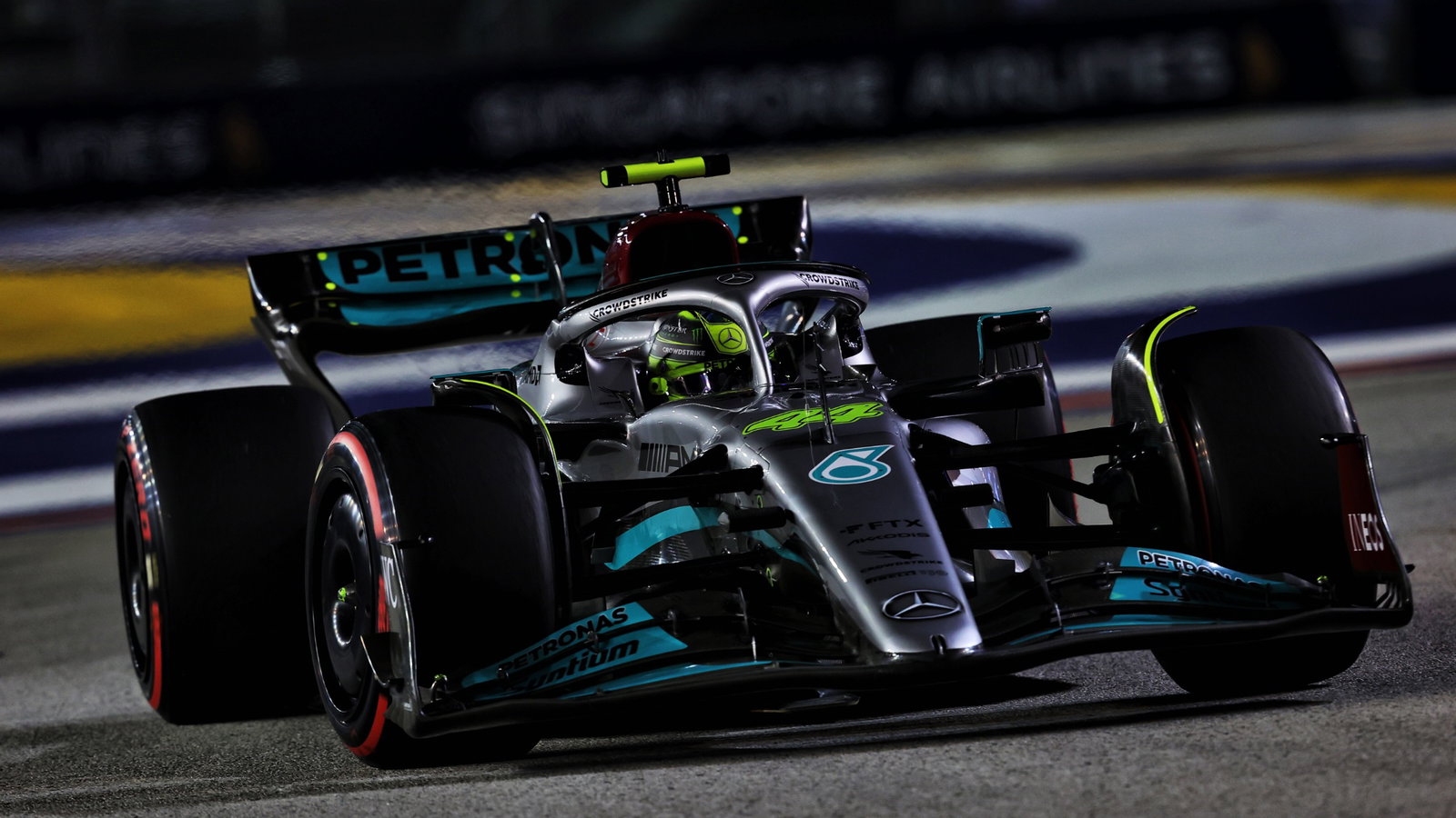 Lewis Hamilton (GBR) Mercedes AMG F1 W13. Formula 1 World Championship, Rd 17, Singapore Grand Prix, Marina Bay Street