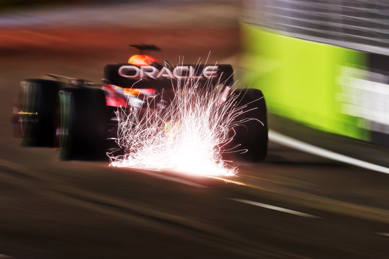 Max Verstappen (NLD) Red Bull Racing RB18 sends sparks flying. Formula 1 World Championship, Rd 17, Singapore Grand Prix,