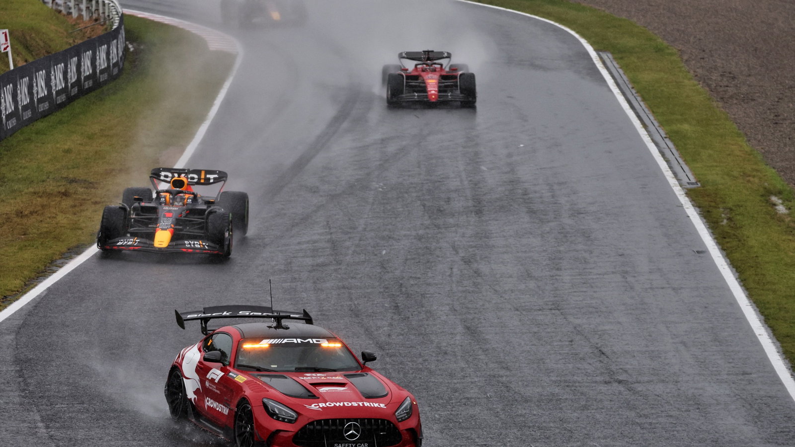Max Verstappen (NLD) Red Bull Racing RB18 leads behind the Mercedes AMG FIA Safety Car. Formula 1 World Championship, Rd