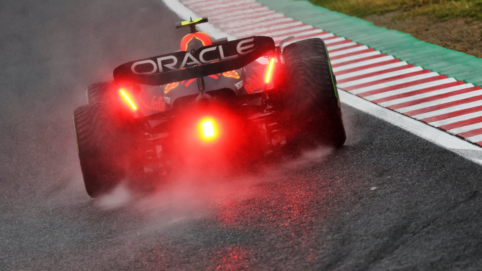 Sergio Perez (MEX) Red Bull Racing RB18. Formula 1 World Championship, Rd 18, Japanese Grand Prix, Suzuka, Japan, Race