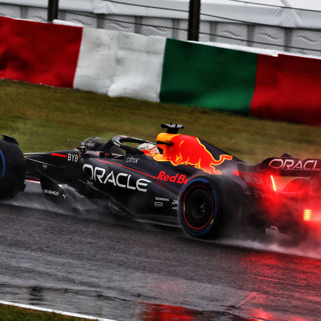 Max Verstappen (NLD) Red Bull Racing RB18. Formula 1 World Championship, Rd 18, Japanese Grand Prix, Suzuka, Japan, Race