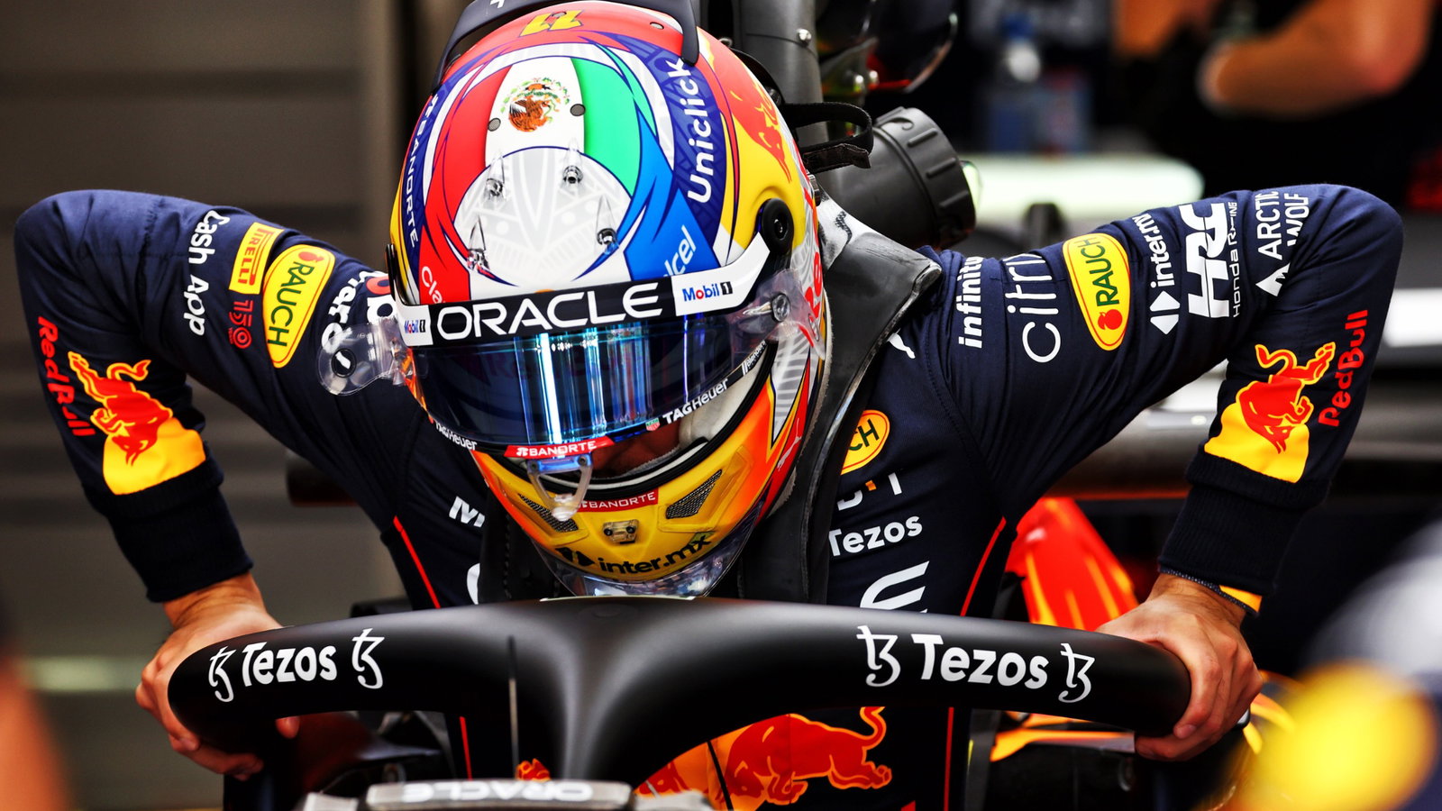 Sergio Perez (MEX) Red Bull Racing RB18. 