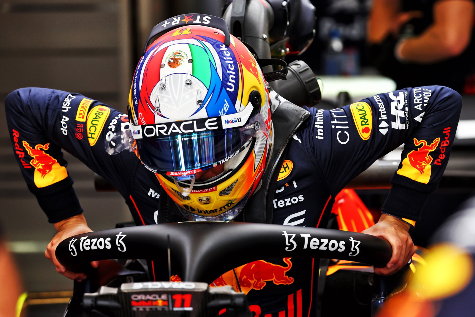 Sergio Perez (MEX) Red Bull Racing RB18. 