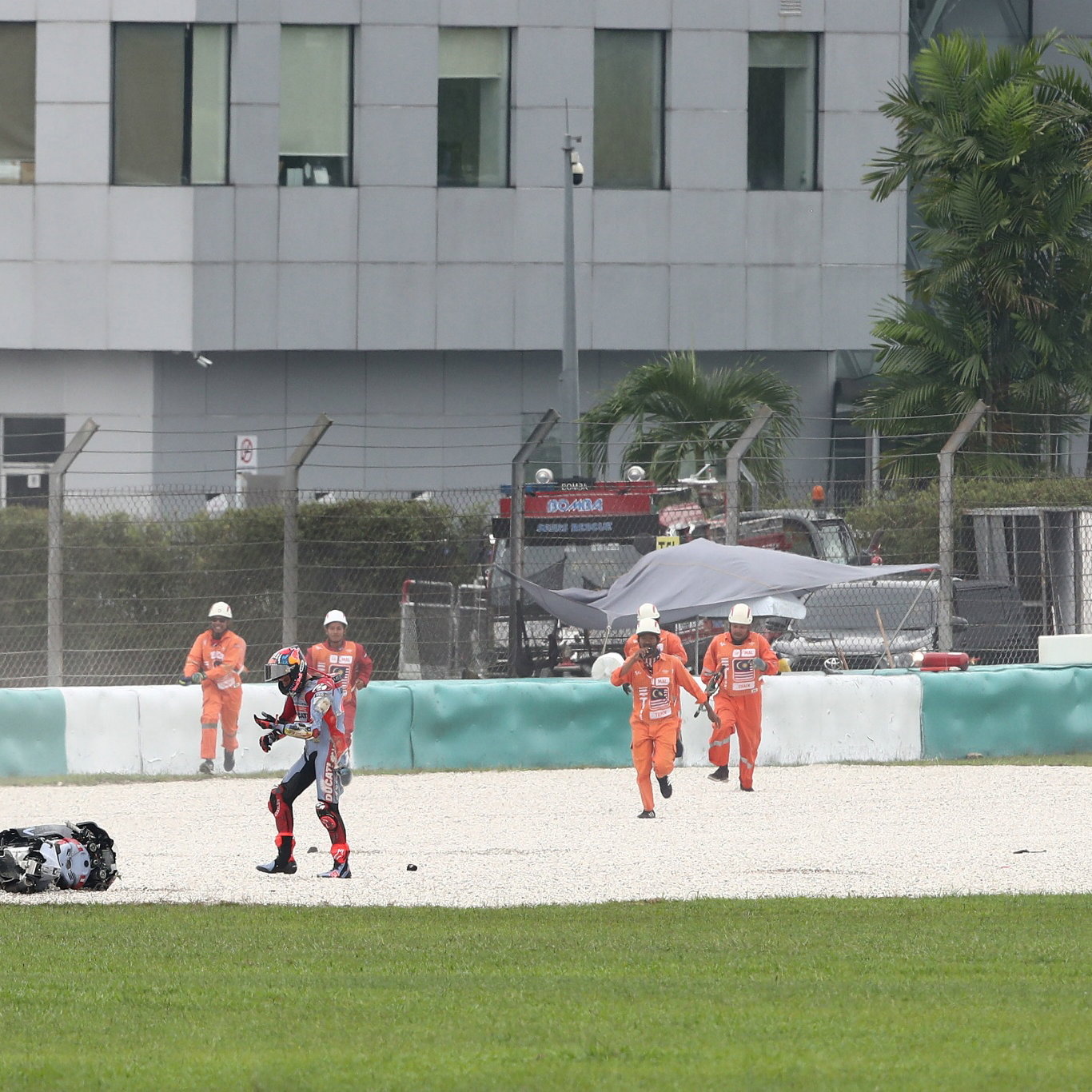 Fabio Di Giannantonio Darryn Binder crash MotoGP race, Malaysian MotoGP, 23 October