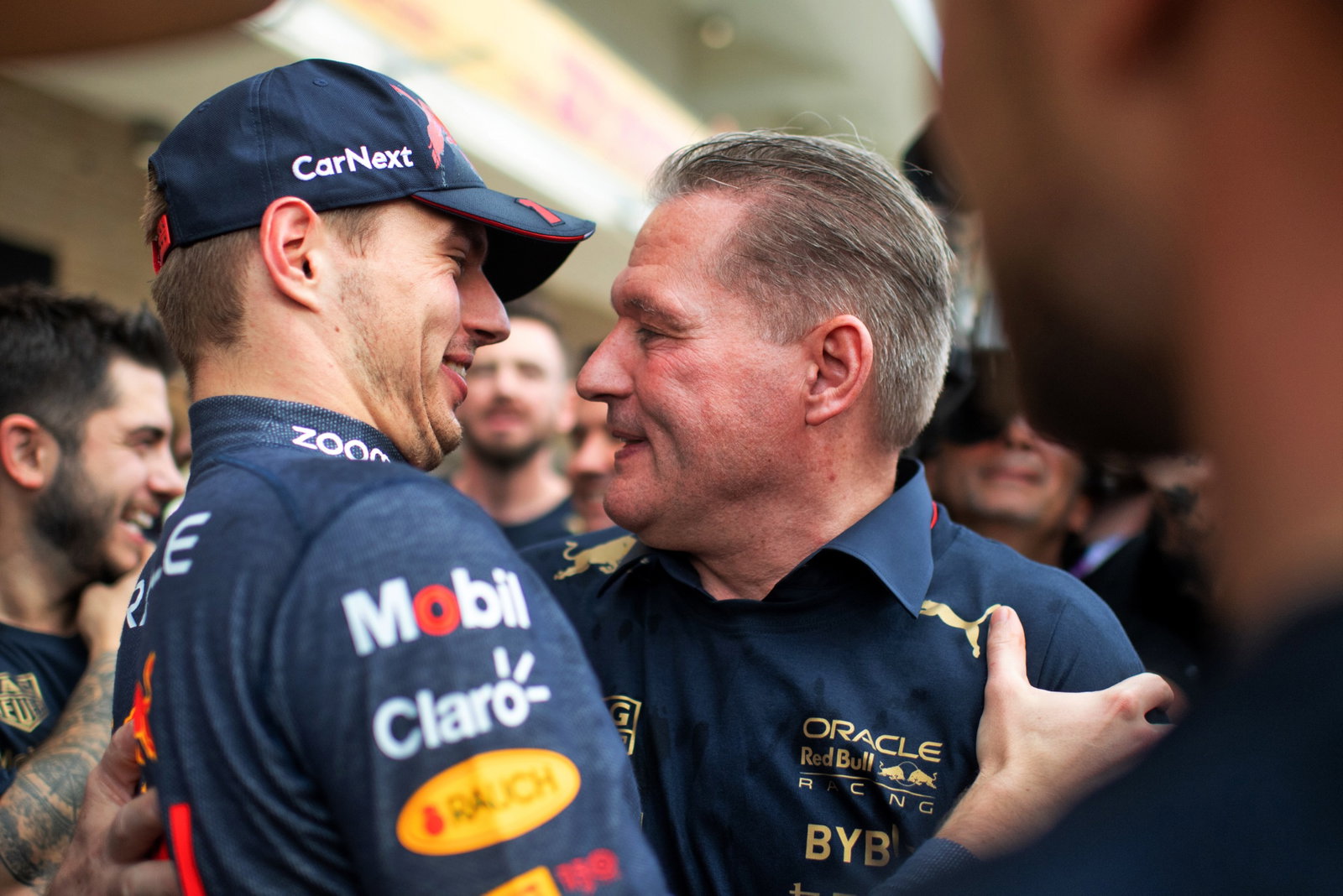 (Kiri ke R ): Max Verstappen (NLD) Red Bull Racing dan ayahnya Jos Verstappen (NLD) merayakan kemenangan Dunia Konstruktor