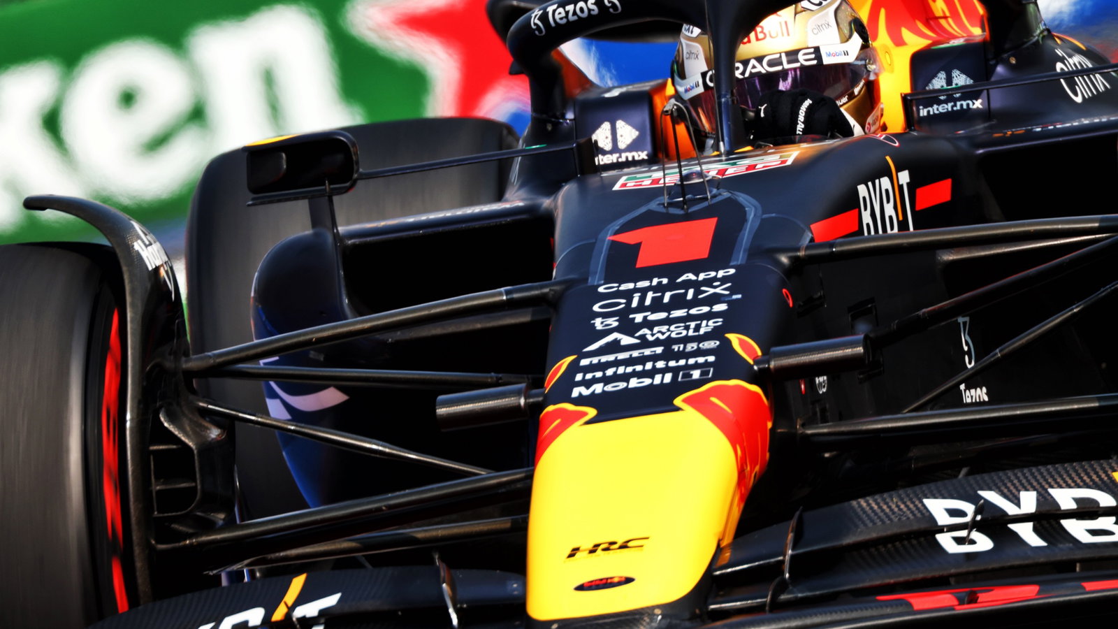 Max Verstappen (NLD) Red Bull Racing RB18.