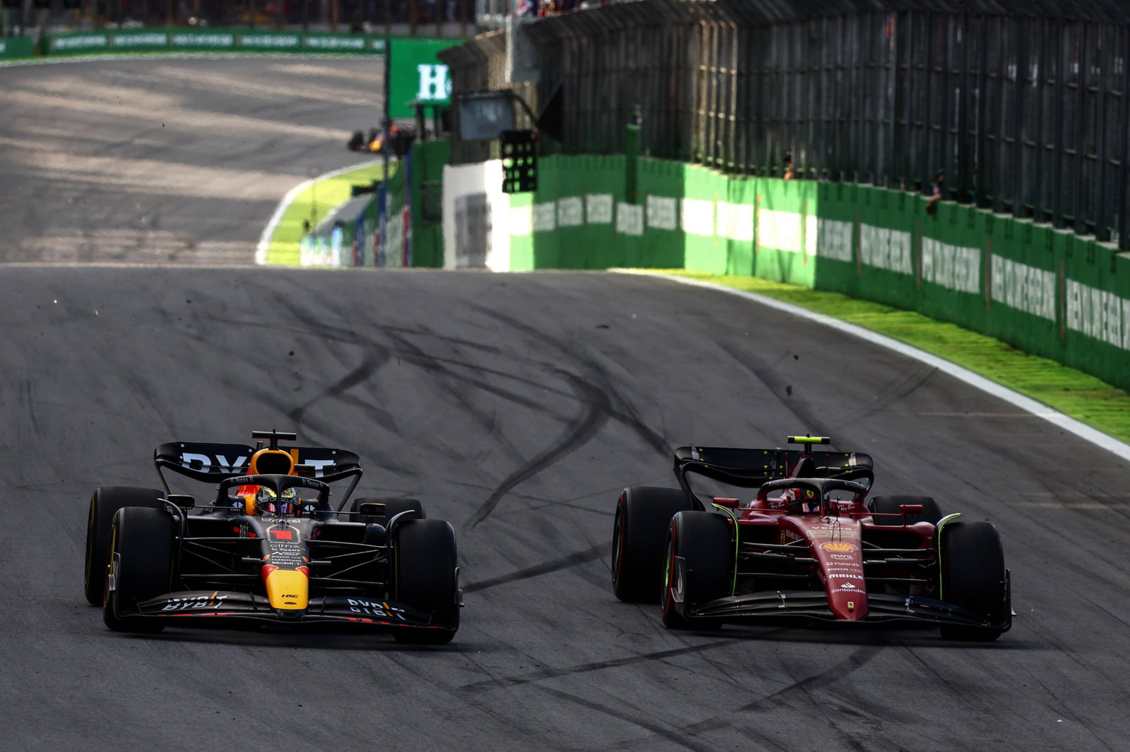 Max Verstappen (NLD), Red Bull Racing and Carlos Sainz Jr (ESP), Scuderia Ferrari Formula 1 World Championship, Rd 21,