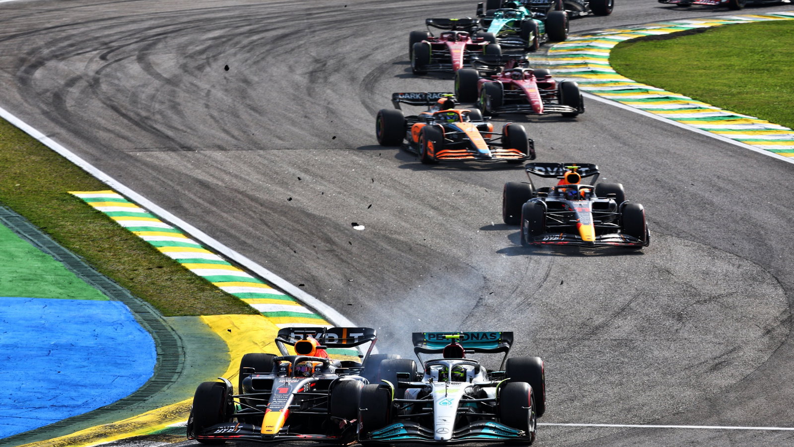 Max Verstappen (NLD) Red Bull Racing RB18 and Lewis Hamilton (GBR) Mercedes AMG F1 W13 make contact in the race. Formula 1