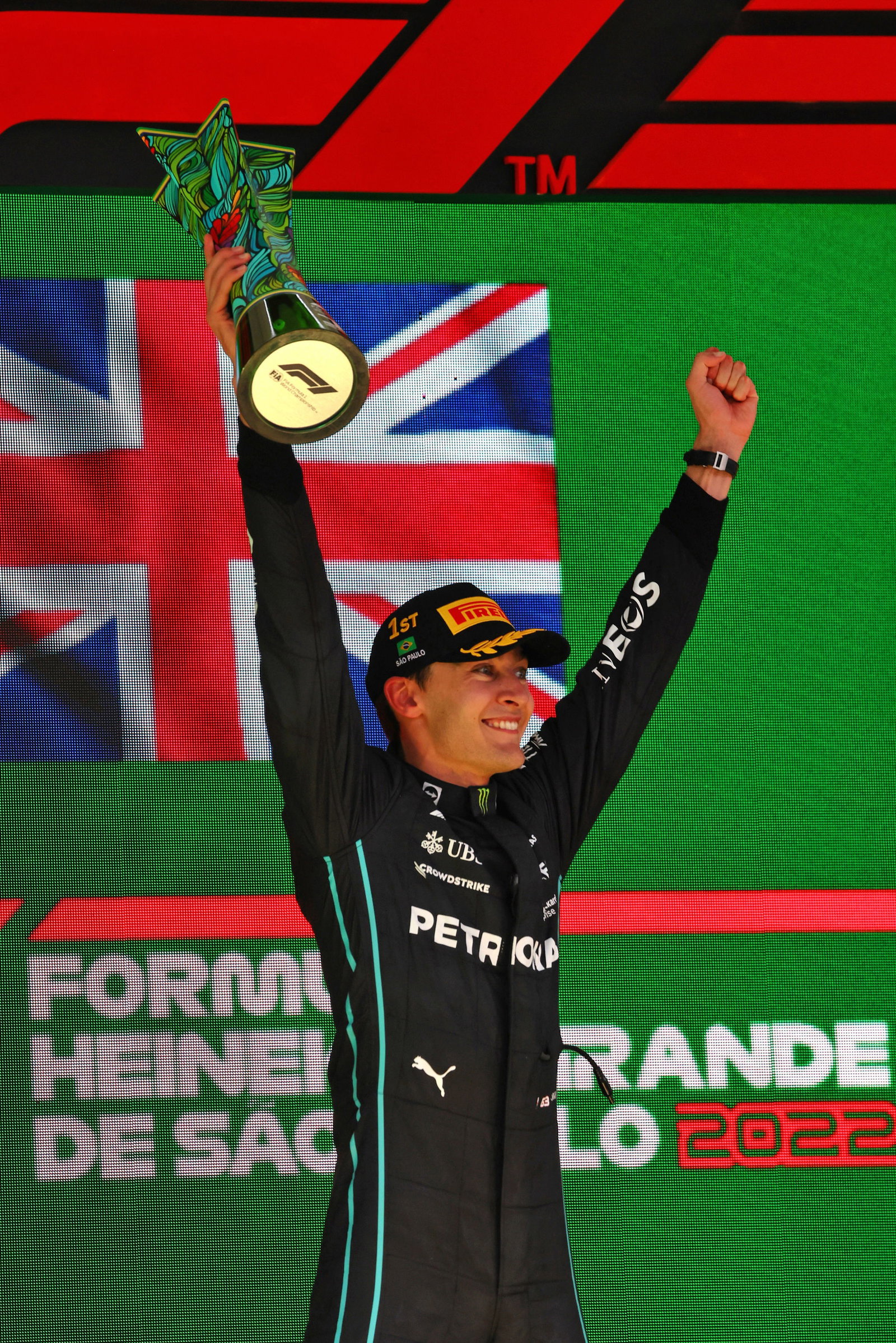Pemenang balapan George Russell (GBR) Mercedes AMG F1 merayakan di podium. Kejuaraan Dunia Formula 1, Rd 21, Brasil