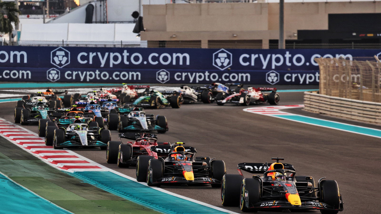 Max Verstappen (NLD) Red Bull Racing RB18 leads at the start of the race. Formula 1 World Championship, Rd 22, Abu Dhabi