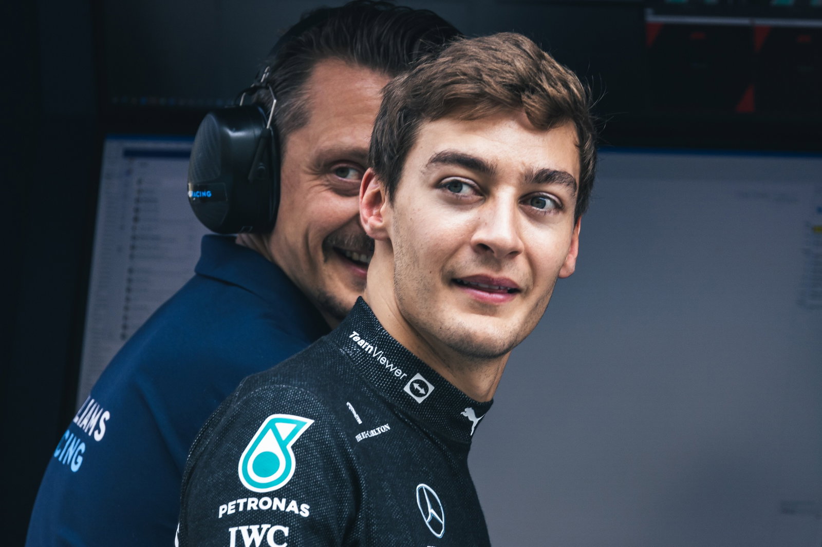 George Russell (GBR ) Mercedes AMG F1 dengan Gaetan Jego, Williams Racing Race Engineer. Pengujian Formula 1, Yas Marina
