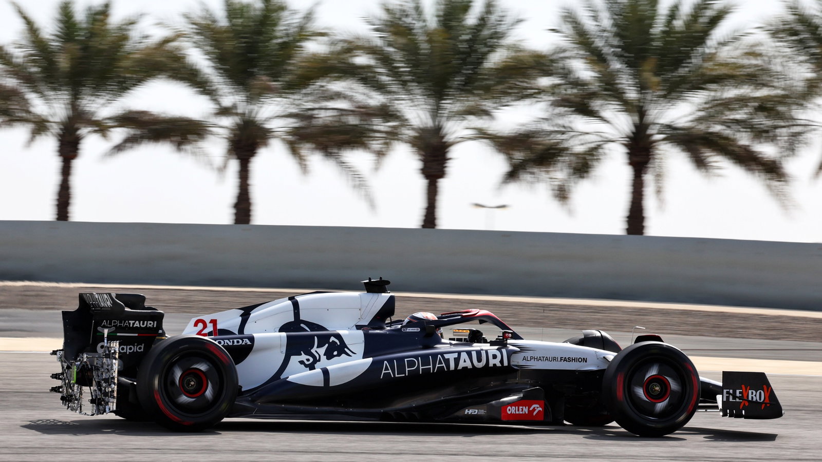 Nyck de Vries (NLD) AlphaTauri AT04 with sensor equipment. Formula 1 Testing, Sakhir, Bahrain, Day Three.
-