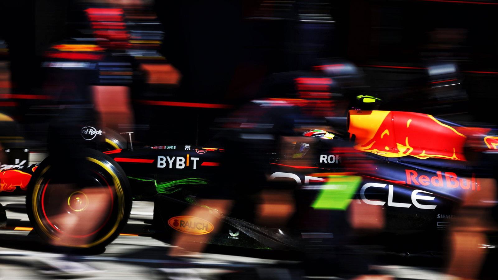 Sergio Perez (MEX) Red Bull Racing RB19 practices a pit stop. Formula 1 Testing, Sakhir, Bahrain, Day Three.
-