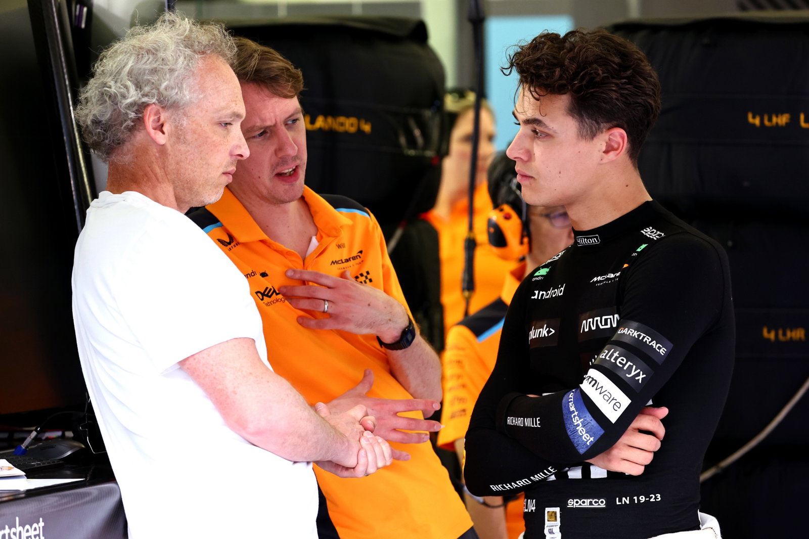 Lando Norris (GBR) McLaren dan Mark Berryman (GBR) Tambahkan Motorsports Director dan Driver Manager. Formula 1 Testing, Sakhir,