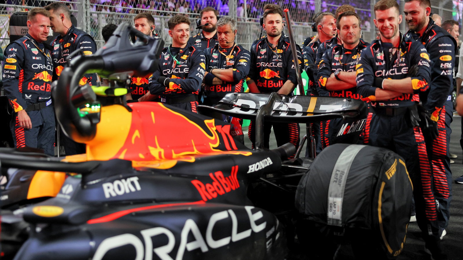 Sergio Perez (MEX) Red Bull Racing RB19 mechanics on the grid. Formula 1 World Championship, Rd 2, Saudi Arabian Grand