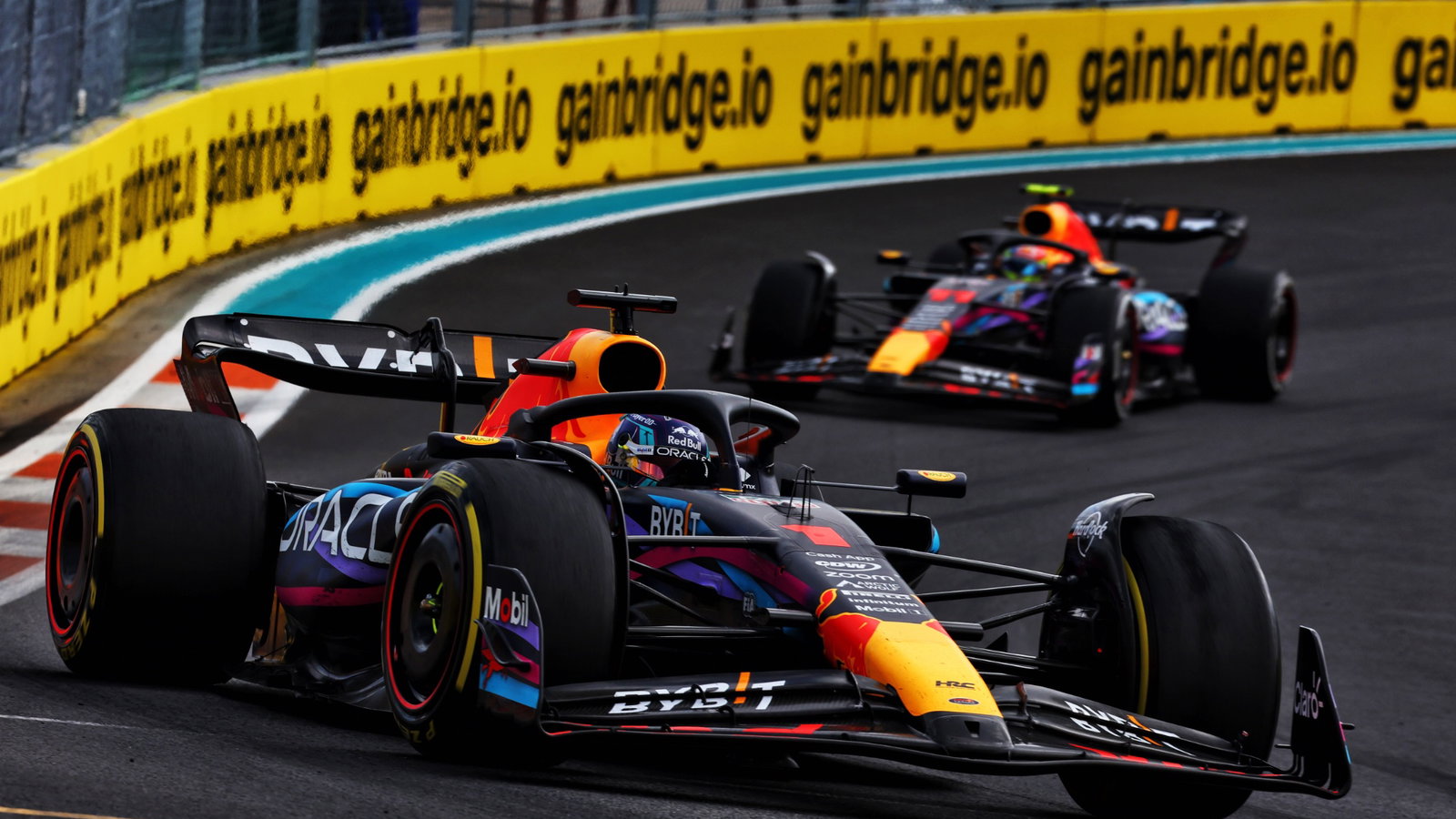 Max Verstappen (NLD) Red Bull Racing RB19 lea