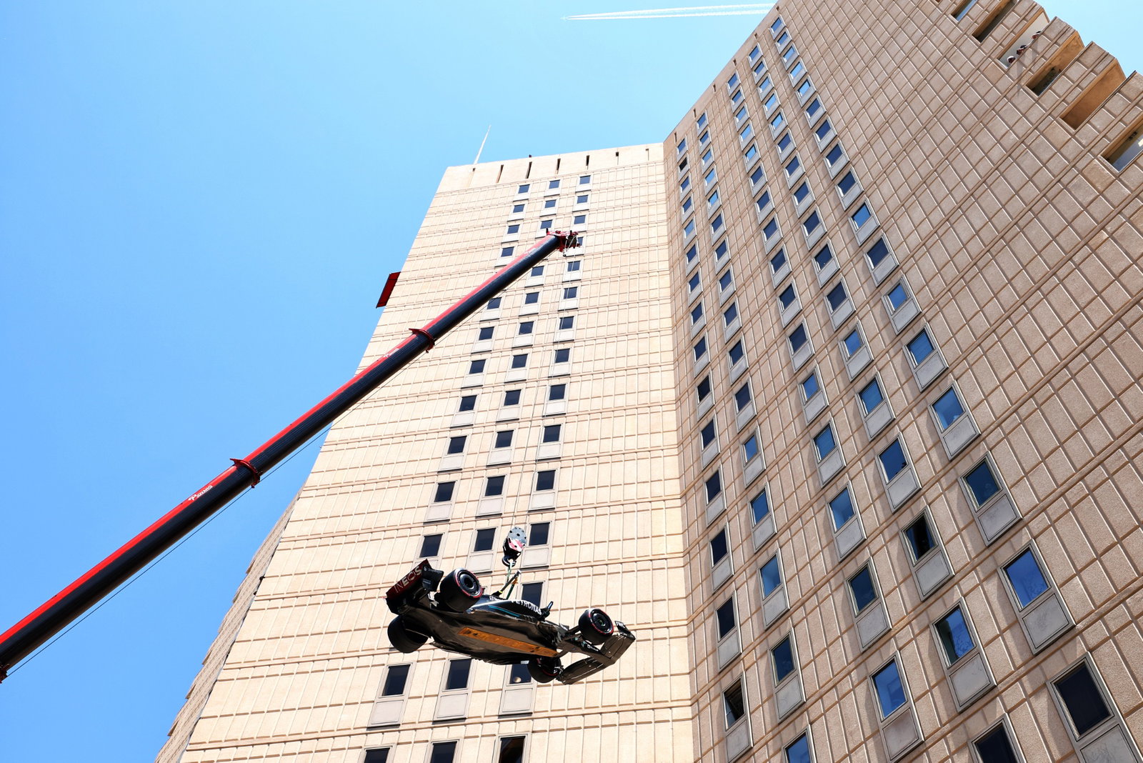 The Mercedes AMG F1 W14 of Lewis Hamilton (GBR) is craned off the circuit after he crashed in the third practice session.