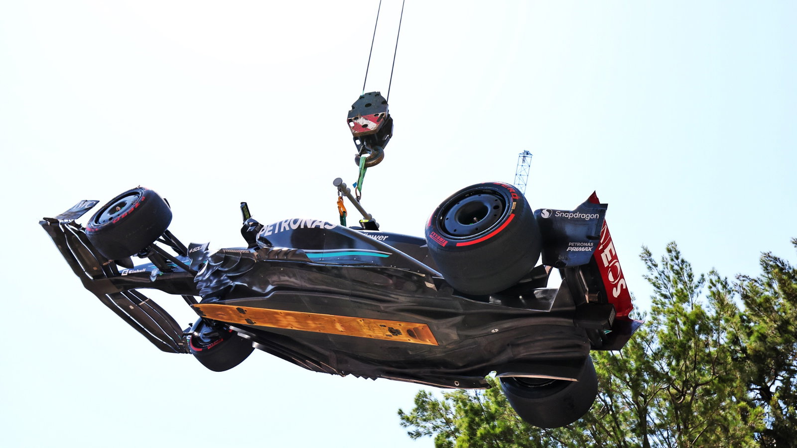 The Mercedes AMG F1 W14 of Lewis Hamilton (GBR) is craned off the circuit after he crashed in the third practice session.
