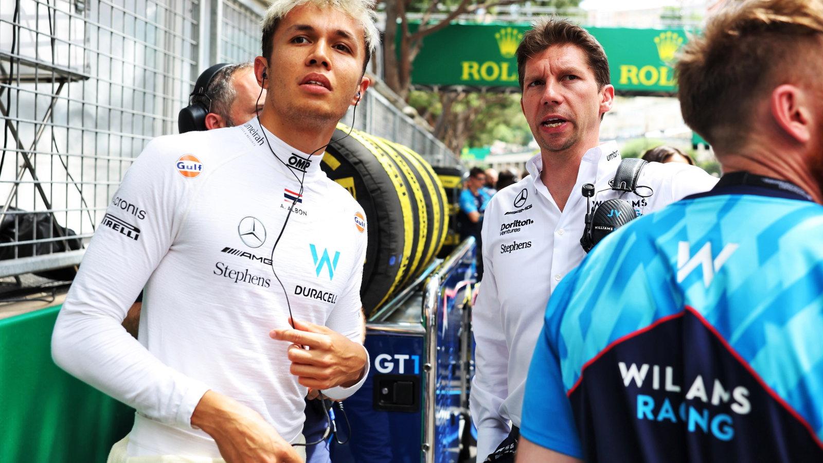 Alexander Albon (THA) Williams Racing with James Vowles (GBR) Williams Racing Team Principal on the grid. Formula 1 World