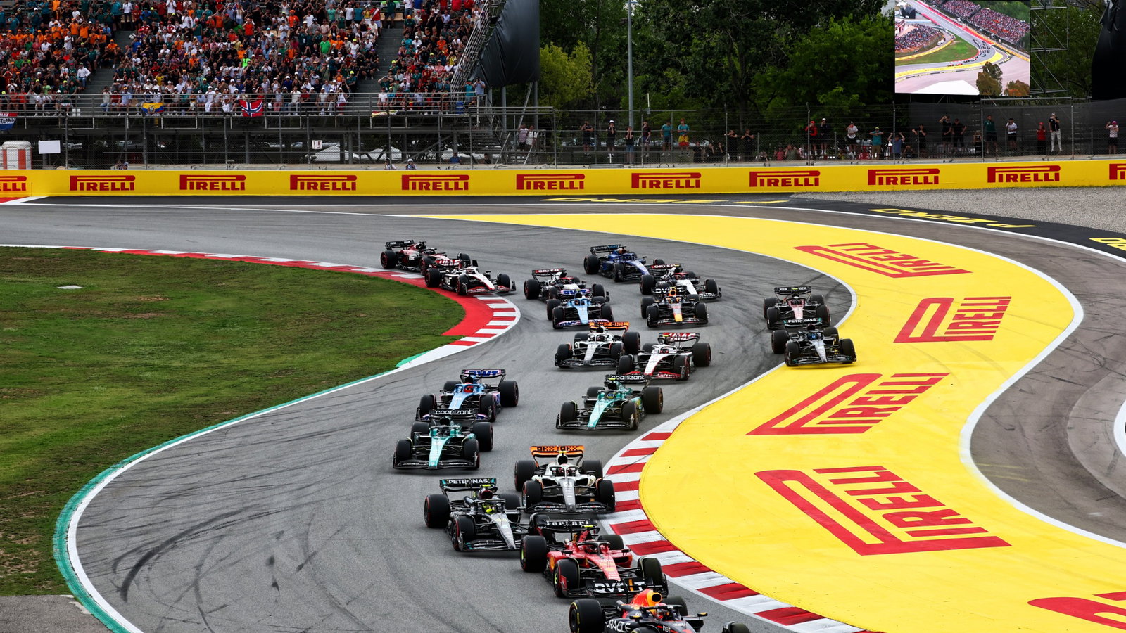 Max Verstappen (NLD) Red Bull Racing RB19 leads at the start of the race. Formula 1 World Championship, Rd 8, Spanish