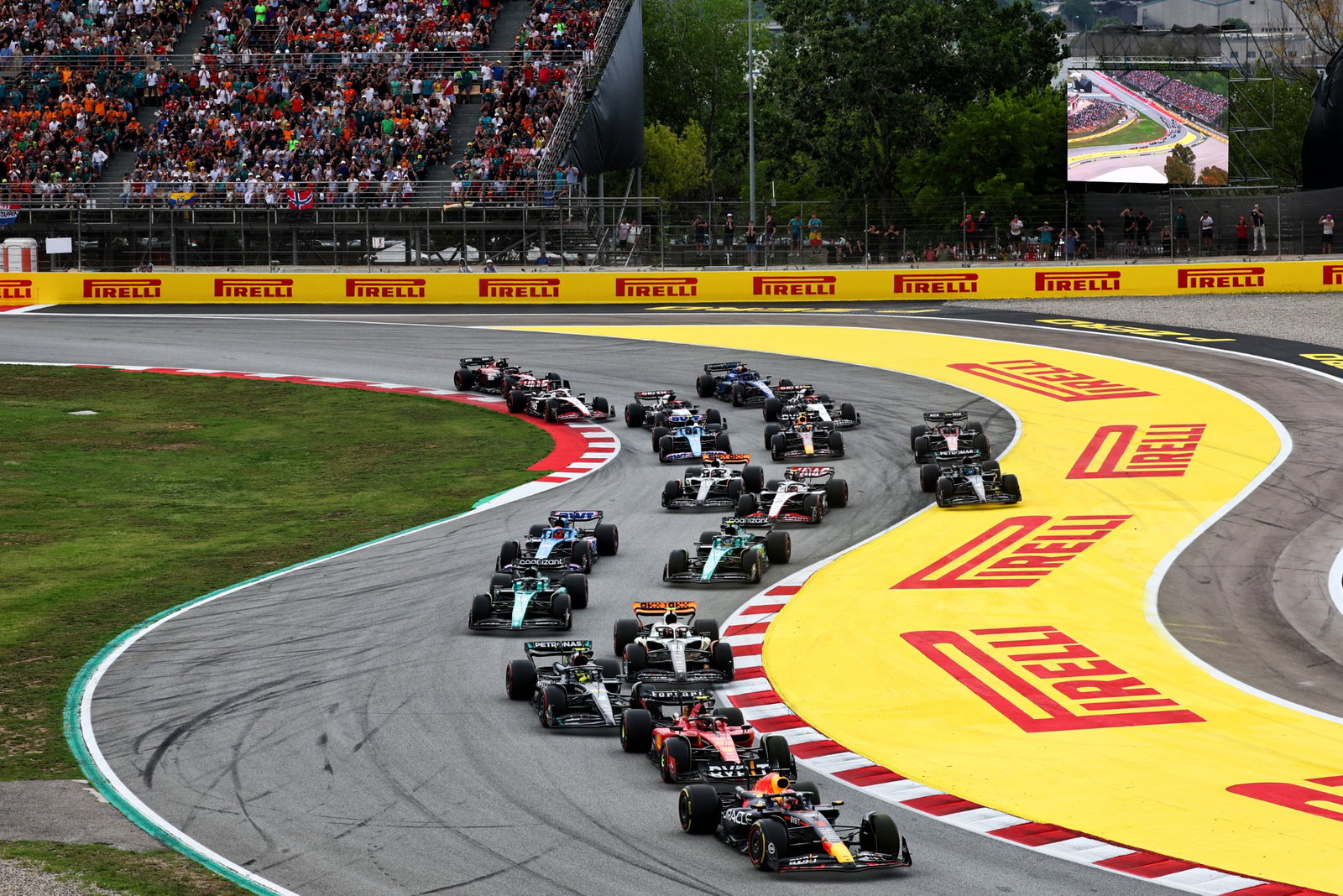 Max Verstappen (NLD) Red Bull Racing RB19 leads at the start of the race. Formula 1 World Championship, Rd 8, Spanish